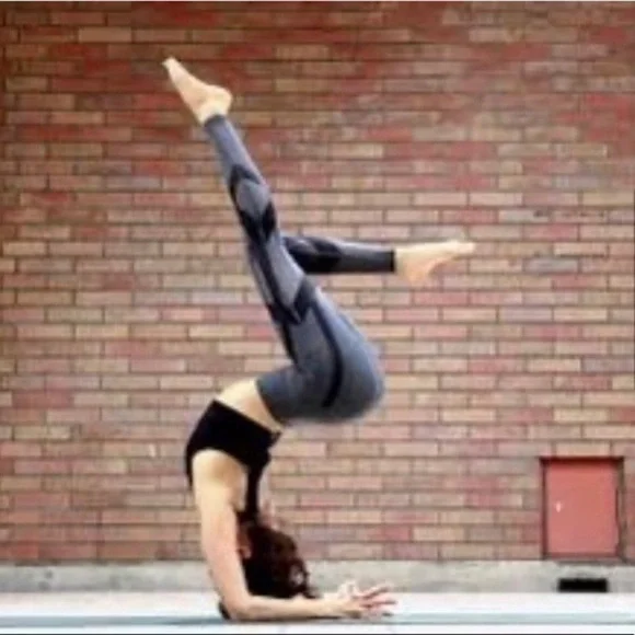 Alo Yoga High Waisted Bandage Leggings Gray - Picture 10 of 10